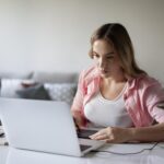 игра ноутбук работа девушка образование