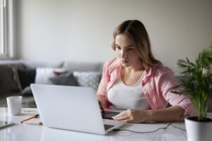 игра ноутбук работа девушка образование